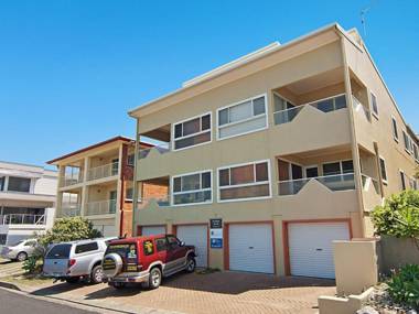 Avalon 3 - views to die for - across the road from convent beach