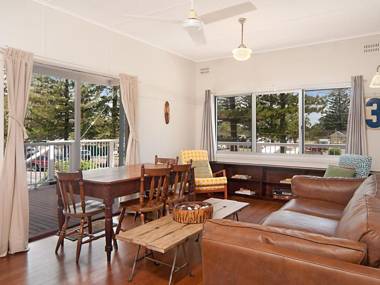 The Blue House - flat walk to river and beach