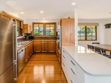 Curls and Buoys - Pet friendly - Stone throw to river