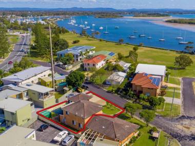 Curls and Buoys - Pet friendly - Stone throw to river