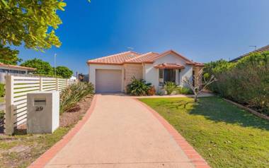 Oceania Cottage - LJHooker Yamba