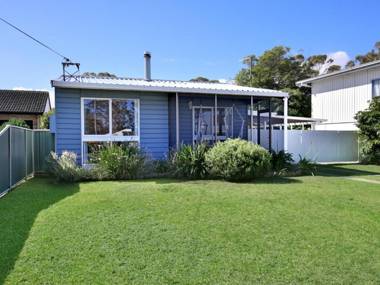 Hayes Beach House Jervis Bay - Pet Friendly Award Winner - Fireplace
