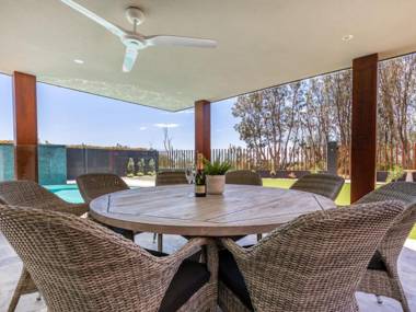 Vukeville beachfront luxury with pool 4pm Check Out Sundays