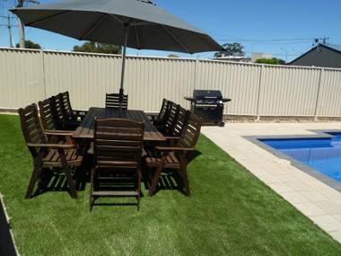 Ploughmans Motor Inn