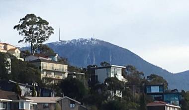 The View - Stylish & cosy with a stunning Hobart outlook!