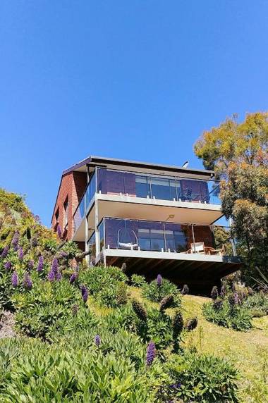 The View - Stylish & cosy with a stunning Hobart outlook!