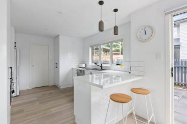 Brand new family friendly 3 bed villa - walk shops