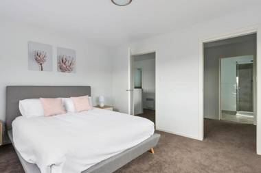 Brand new family friendly 3 bed villa - walk shops