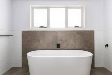 Brand new family friendly 3 bed villa - walk shops