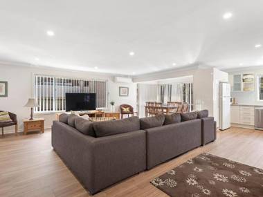 Bay Serene 15 Mistral Close