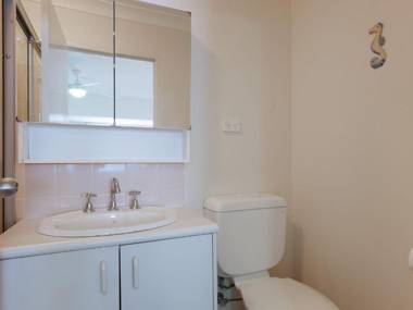 13 'Carindale' 19 Dowling Street - large ground floor unit with pool & tennis court