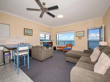 5 'Quarterdeck' 12 Magnus Street - panoramic water views & close to town