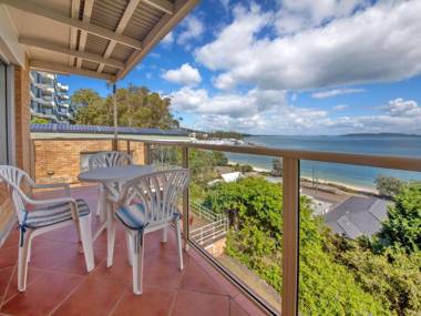 5 'Quarterdeck' 12 Magnus Street - panoramic water views & close to town