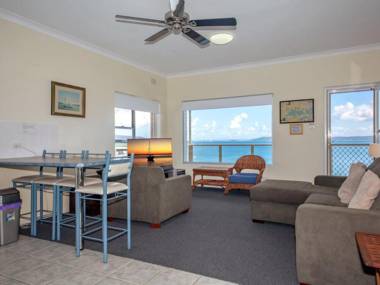 5 'Quarterdeck' 12 Magnus Street - panoramic water views & close to town