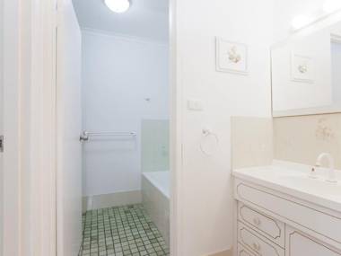 54 'Bay Parklands' 2 Gowrie Avenue - air con pool tennis courtchild friendly