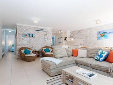 54 'Bay Parklands' 2 Gowrie Avenue - air con pool tennis courtchild friendly