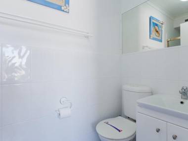 54 'Bay Parklands' 2 Gowrie Avenue - air con pool tennis courtchild friendly