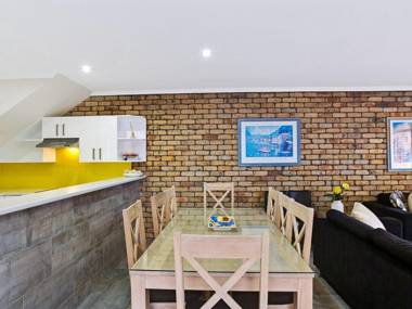 Kurrawa Close Unit 2 14