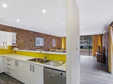 Kurrawa Close Unit 2 14