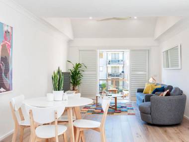 24 'The Poplars' 34 Magnus Street - views aircon WIFI Netflix & Pool