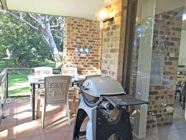 23 'Bay Parklands' 2 Gowrie Avenue - Little Beach air con Pool & tennis court