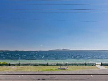 5 'Bayside' 21 Victoria Parade - unbeatable location and Air Conditioned