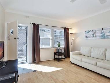 5 'Bayside' 21 Victoria Parade - unbeatable location and Air Conditioned