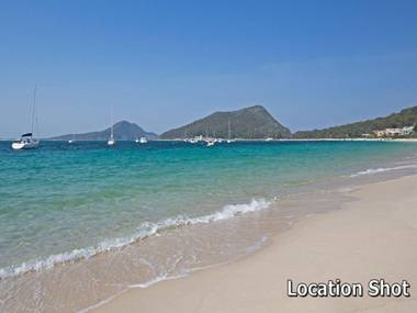 9 'Shoal Bay Beach Apartments' 2 Shoal Bay Road -air conditioning and complex swimming pool