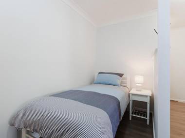 9 'Shoal Bay Beach Apartments' 2 Shoal Bay Road -air conditioning and complex swimming pool