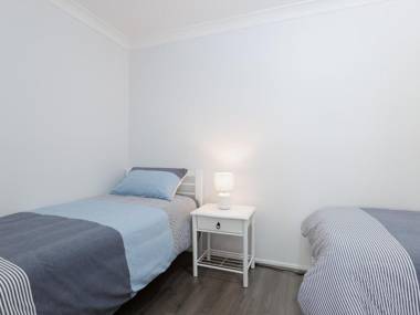 9 'Shoal Bay Beach Apartments' 2 Shoal Bay Road -air conditioning and complex swimming pool