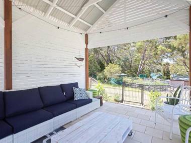 Little Beach House' 4 James Crescent - Little Beach with air con WiFi and boat parking!