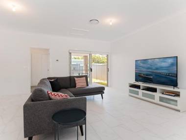 5 Bent Street - huge house with Foxtel & Aircon