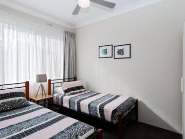 2 'Bronte Court' 17 Magnus Street - air con complex pool and centrally located