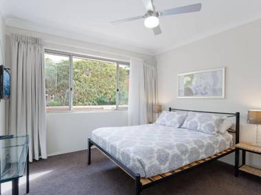 2 'Bronte Court' 17 Magnus Street - air con complex pool and centrally located