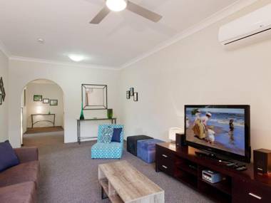 2 'Bronte Court' 17 Magnus Street - air con complex pool and centrally located