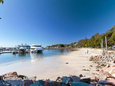 15 'The Poplars' 34 Magnus Street - great complex with pool & close to town