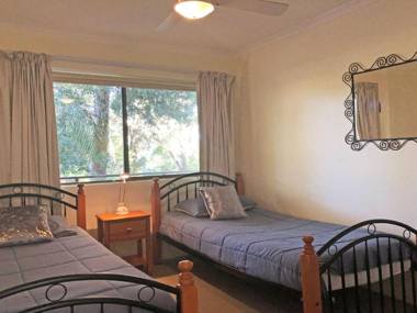 15 'The Poplars' 34 Magnus Street - great complex with pool & close to town