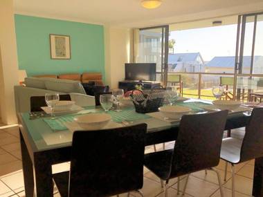 15 'The Poplars' 34 Magnus Street - great complex with pool & close to town