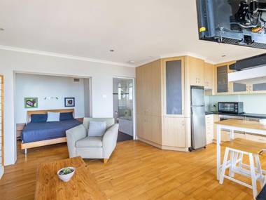 9 'Blue Vista' 13 Victoria Parade - Studio with stunning views