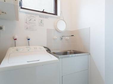 2 'Carindale' 19-23 Dowling Street - pool tennis court close to town