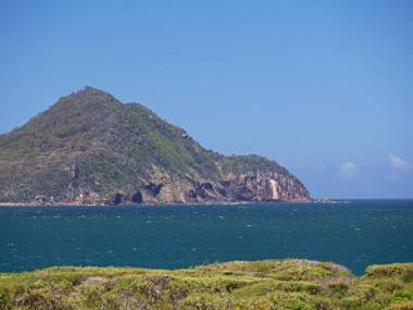 9 'Commodore' 6 Intrepid Close - SO CLOSE TO THE WATERS EDGE