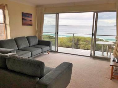 11 'Luskin Lodge' 29 Weatherly Close - stunning water views