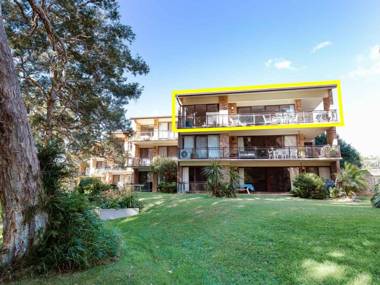 68 'Bay Parklands' 2 Gowrie Ave - aircon pool tennis court communal spa