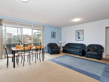 8 'The Helm' 22 Voyager Close - hear the waves from Shoal Bay Beach