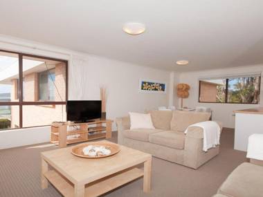 11 'Promenade' 8 Intrepid Close - air conditioned unit with beautiful water views