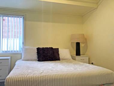 Stillwater' 25 Victoria Parade - large cottage across from the water sleeping 13