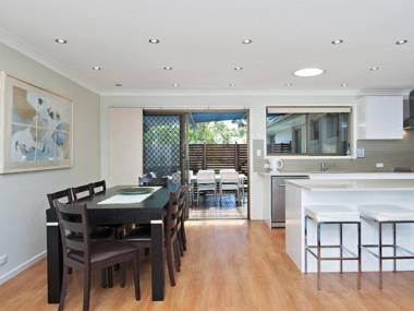 Beach House' 8 Mistral Close - large house with aircon