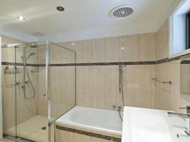 Beach House' 8 Mistral Close - large house with aircon