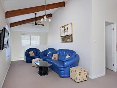 Beach House' 8 Mistral Close - large house with aircon