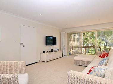 32 'Bay Parklands' 2 Gowrie Avenue - fantastic unit with air conditioning pool tennis court & spa